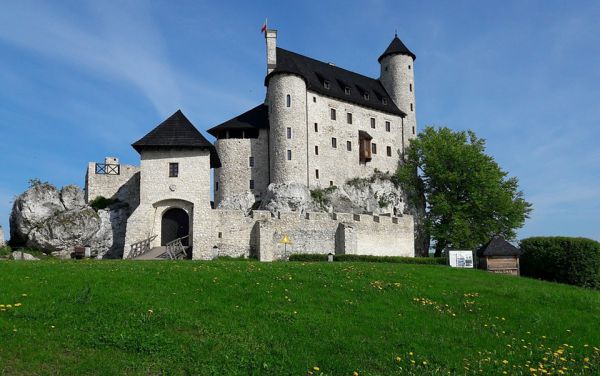Odbudowany zamek w Bobolicach